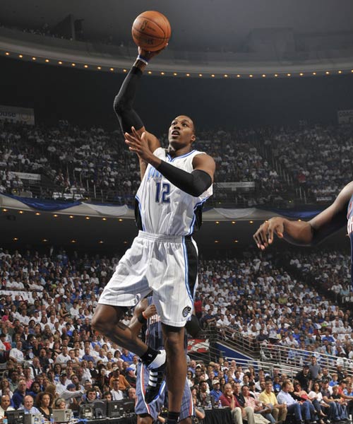 谭龙效力亚泰8年陪球队降级又冲超，如今再次跟随球队降级（谭龙在亚泰八年，历经降级与冲超，如今再度随队降级）