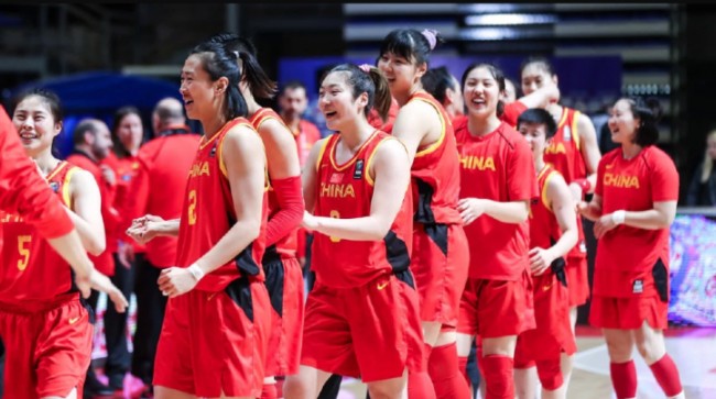 套娃，久保建英坐在涩谷的大久保建英像下握着一个小久保建英（久保建英坐在涩谷自己的巨型雕像下，手握迷你版的自己）