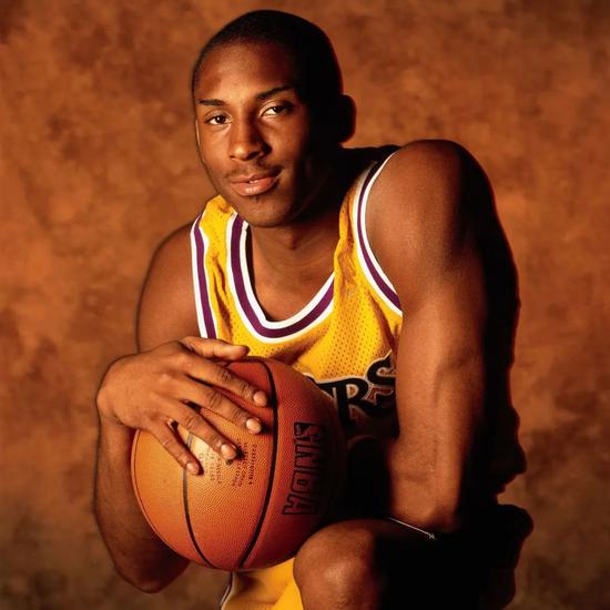 英媒：曼联对多特边锋阿德耶米感兴趣，但球员倾向于加盟阿森纳（英媒称曼联相中多特翼锋阿德耶米，球员更青睐投奔阿森纳）